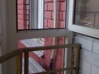 Монтаж наружного блока кондиционера сбоку от балкона 90
