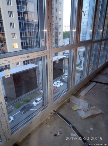 Установка трех наружных блоков кондиционеров на стеклянный балкон 85